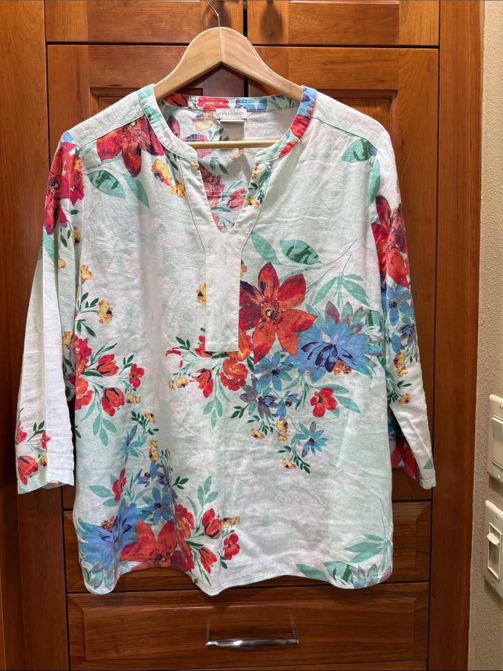 Van Heusen Women’s Linen Blend Blouse, Size Large.